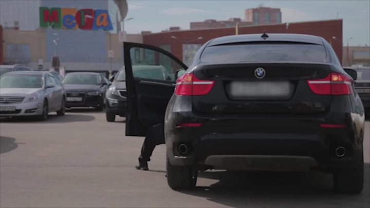 Myslíte si, že jsou moderní auta odolná proti grázlům? Tenhle profík u luxusního BMW vám dokáže opak