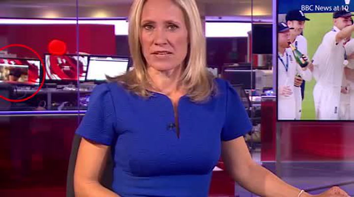 Obrovský trapas v BBC. Za moderátorkou zpráv běželo v přímém přenosu porno!