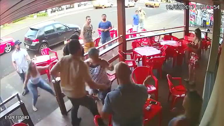 Manželka načapala svého chlapa na kafíčku s milenkou. Pak přišel čas na drsnou pomstu