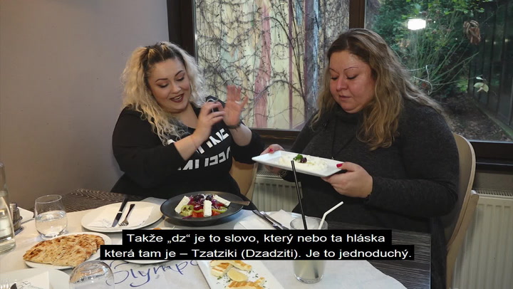 Co si řecká zpěvačka s osmičkami myslí o Češích? Velký rozhovor s Dannie