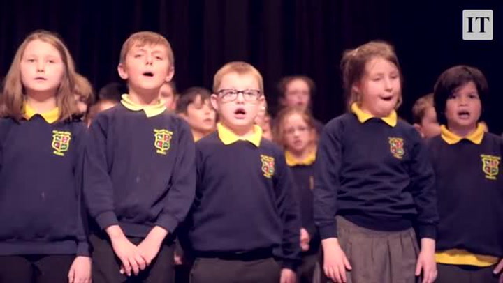 Když přišla do školy, bála se i mluvit. Teď autistická dívka zpívá v nejdojemnějším videu roku!