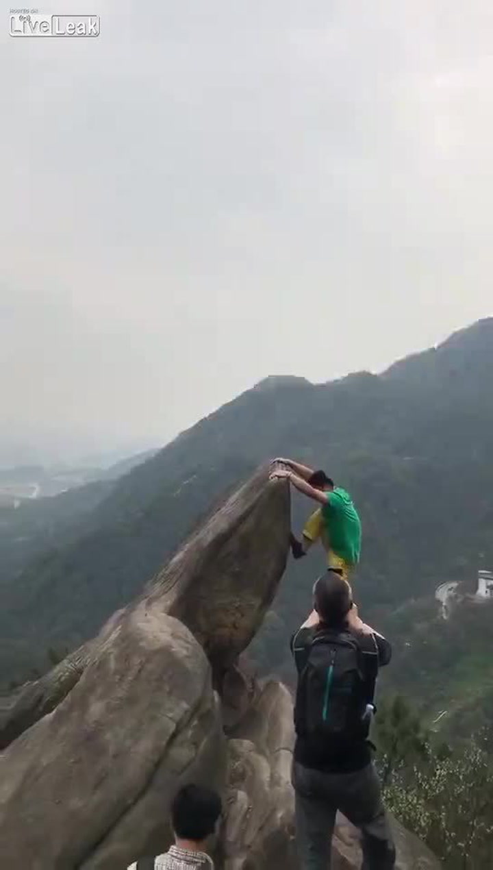 Chtěl perfektní fotku, spadl ze skály. Svět obletělo video s neuvěřitelným obsahem