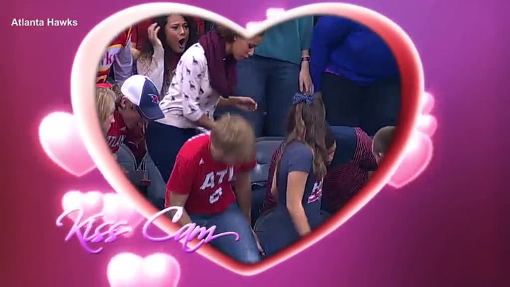 Neuvěřitelný šok na basketbalovém zápase! Snoubenec upustil prsten přímo mezi diváky