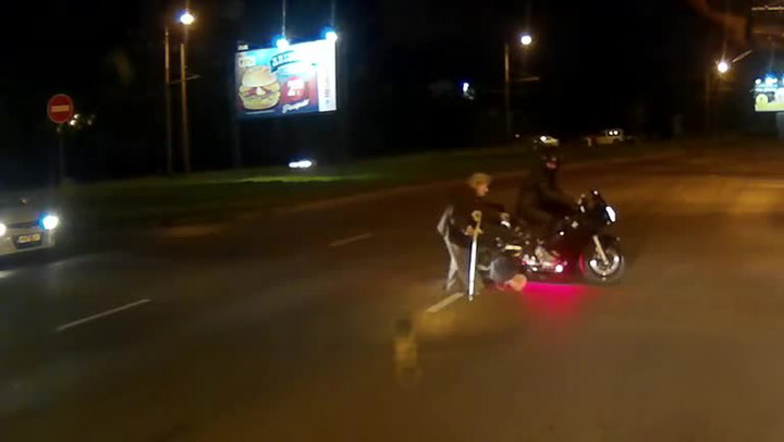 Vypadá to, že motorkář bezdůvodně blokuje silnici. Když ale auto přijede blíž, všechno pochopíte