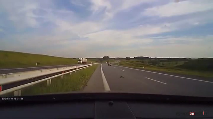 Šílený motorkář se pokusil na dálnici vybrzdit auto. Fakt špatný nápad