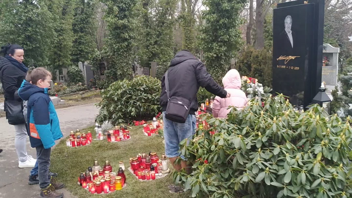 Aktuálně ze hřbitova na Malvazinkách: Lidé proudí poklonit se památce Karla Gotta