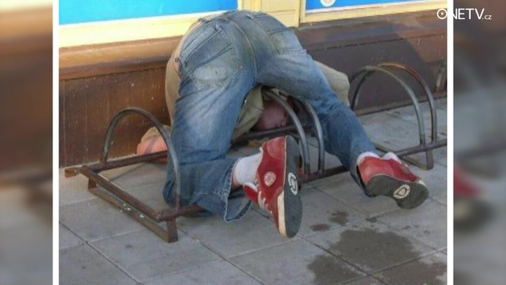 To je snad proti zákonům přírody: Koukněte, v jakých polohách zvládnou usnout opilci!