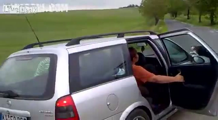 Tihle Rumuni chtěli okrást Čecha, ten jim dal brutální nakládačku