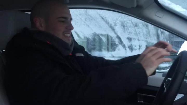 Dámy, tímhle nevinným gestem rozložíte svého chlapa v autě za deset vteřin!