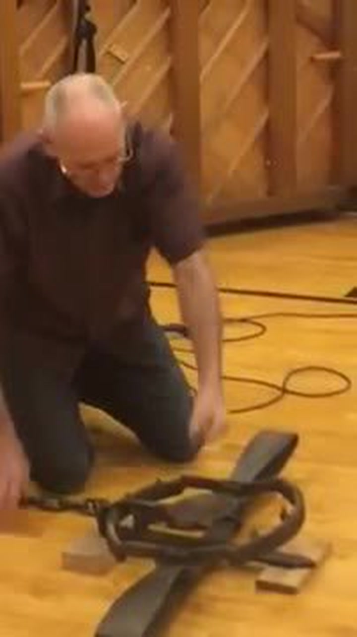 Video, které vás zvedne ze židle. Chlapík testuje past na medvědy holou rukou!