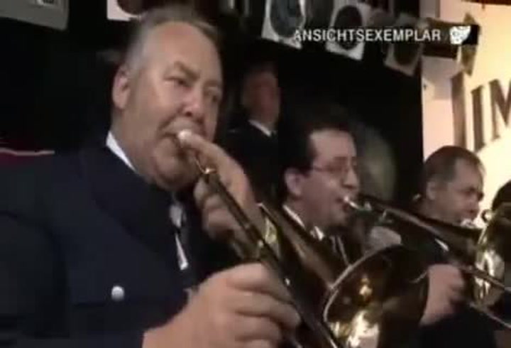 Metalisté se omylem dostali na koncert armádní dechovky. Vzniklo z toho tohle kultovní video!