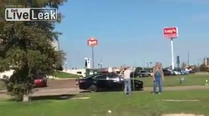 Žena postřelila utíkajícího zloděje přímo na ulici! Neuvěříte, co se dělo dál…