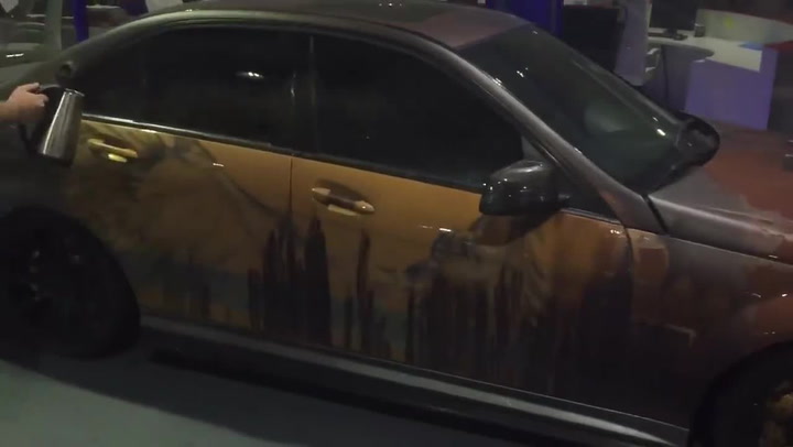 Neuvěříte, co se stalo, když tenhle maník vylil vroucí vodu na kapotu luxusního Mercedesu!