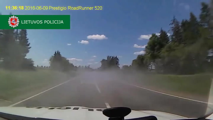 Neskutečná policejní honička! Ujíždějící řidič použil proti policii kouřovou clonu i hřebíky na pneumatiky!