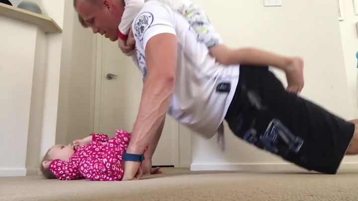 Tatínek odchází do armády, jeho děti mu pomáhají s tréninkem! Tohle video je hit internetu