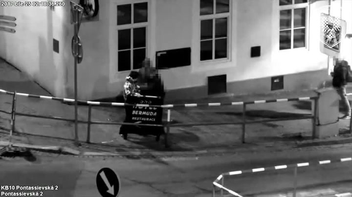 Pouliční rvačka ve Znojmě! Muži napadli bezdůvodně kluka. který odcházel z klubu.