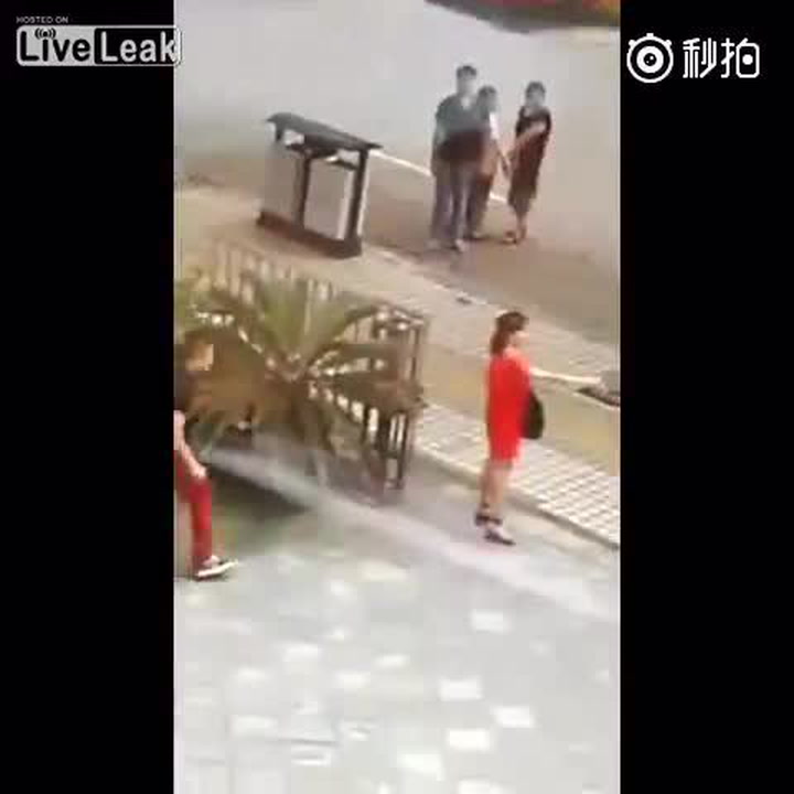 Šílená žena kolem sebe na ulici šermovala nožem. Policista v civilu zabránil tragédii