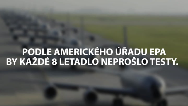 Tohle vám aerolinky neřeknou: Proč by si letuška v letadle nedala čaj, kafe ani vodu?