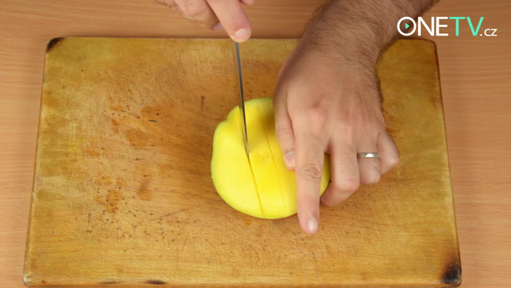 Jak správně nakrájet mango, aby neklouzalo? Anežka s Jiříkem vám to ukáží!