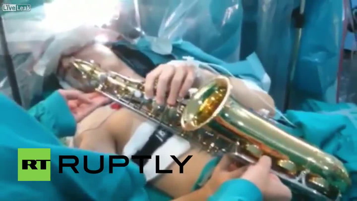 Tomuhle chlapíkovi operovali mozek, on mezitím klidně hrál na saxofon! To musíte vidět