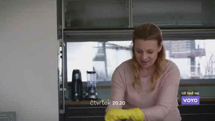 Lucie Borhyová tak, jak ji neznáte: Oblíbená zprávařka bude v seriálu rozcuchaná v posteli