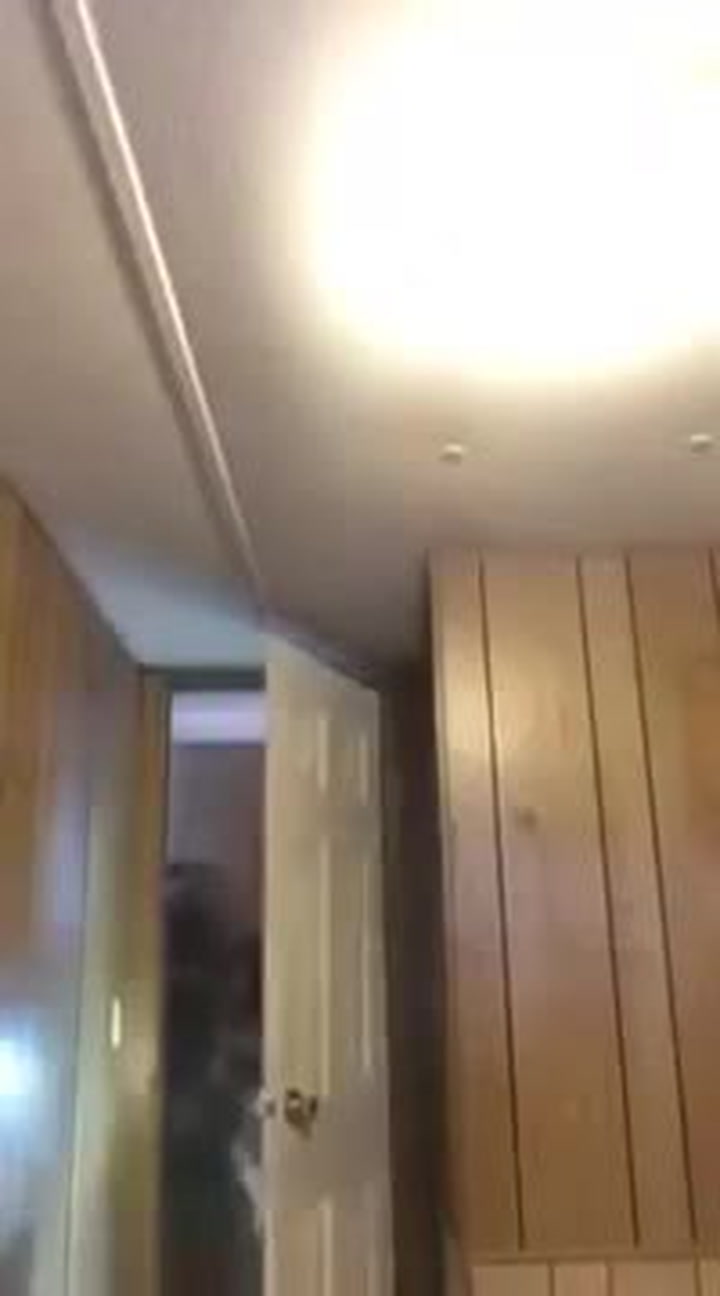 Drogový dealer se chlubil s penězi živě na Facebooku, při vysílání si pro něj přišla zásahovka!