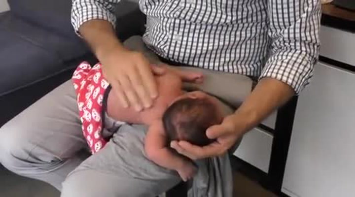Předčasně narozené miminko trpělo problémy, chiropraktikovi stačil jediný šikovný pohyb. Zázrak?