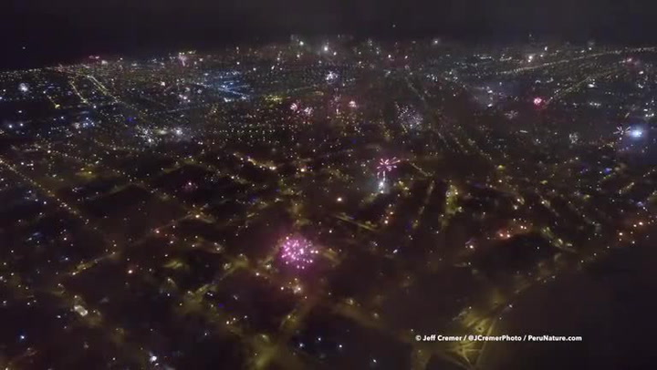 Úžasné video přeletu dronu nad novoročními ohňostroji! Z toho se tají dech