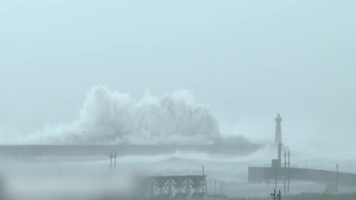 Neskutečné záběry malého majáku v bouři! Neuvěříte, co všechno vydrží!