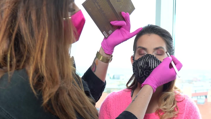 Krásná i s rouškou na tváři: Eva Decastelo se Silvií ukazují, jak si nalíčit oči