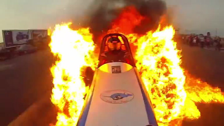 Hororový rozjezd. Z ohnivého startu supersilného dragsteru jde mráz po zádech