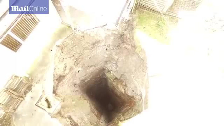 Záhadná stometrová díra málem spolkla dům v Británii. Vede do starobylé šachty