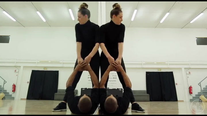 Taneční pár předvedl neuvěřitelnou zrcadlovou choreografii. Z videa se stal okamžitě hit!