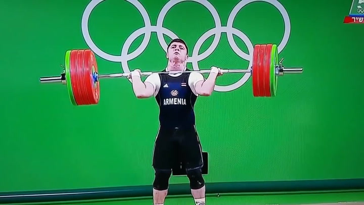 Video, které není pro slabé povahy. Olympijský vzpěrač utrpěl otřesné zranění v přímém přenosu