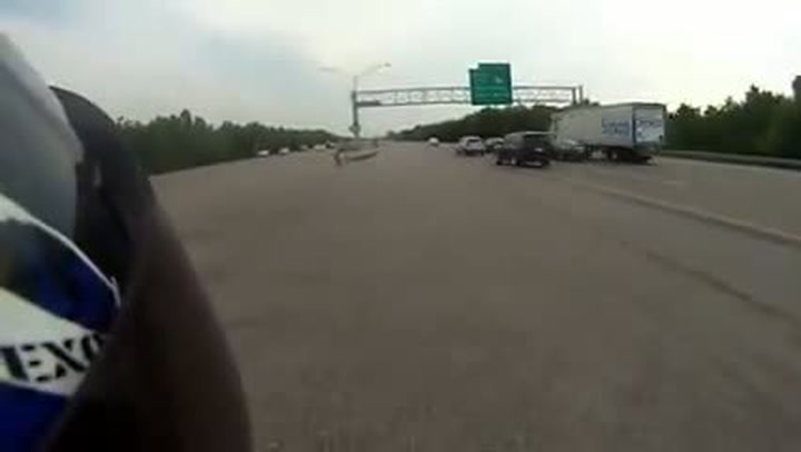 To jste ještě neviděli! Týpek na motorce se vyseká ve 160 km/h v kraťasech!