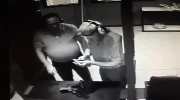 Na střelnici mu přestala fungovat pistole, udělal to nejhorší, co mohl