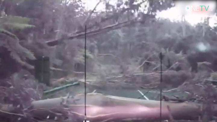 Potrháte se smíchy: Když vítr začne zuřit, lidi i auta lítají vzduchem!