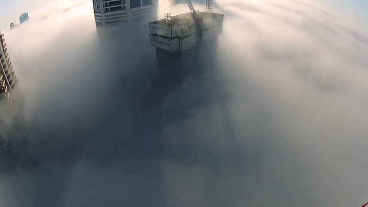 Tenhle šílenec vystoupil na balkon a vrhl se do mraků. Nic pro slabé žaludky!