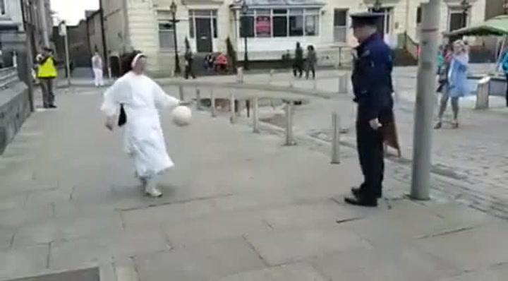 Policista s fotbalovým míčem našel soupeře ve vetché jeptišce, z videa je hit!