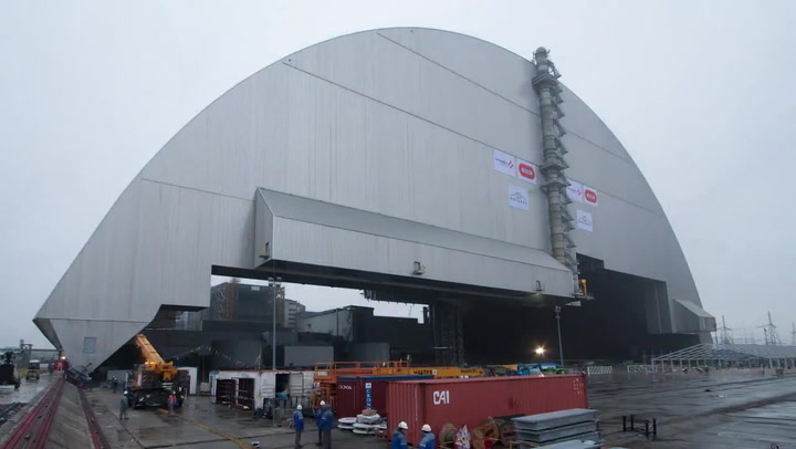 Černobylský reaktor je konečně pod sarkofágem. Obrovitá stavba navždy zakryla radioaktivní hrozbu!