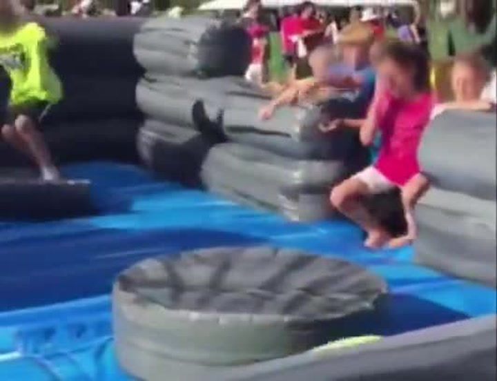 Tenhle klučina na drsné atrakci dokazuje, že se od dětí máme co učit