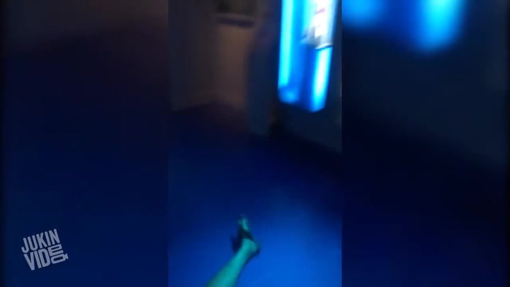 Vnoučata vyděsila babičku, nechala ji napadnout žralokem