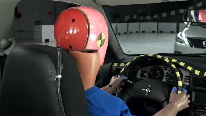 V crashtestu se utkaly nejlevnější Nissany ze dvou různých zemí. Výsledky šokovaly i odborníky!
