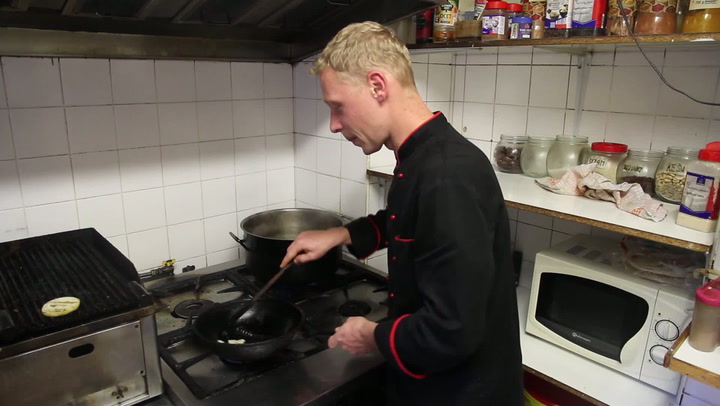 Tohle jste ještě neviděli! Takhle se vaří delikatesa ze štíra