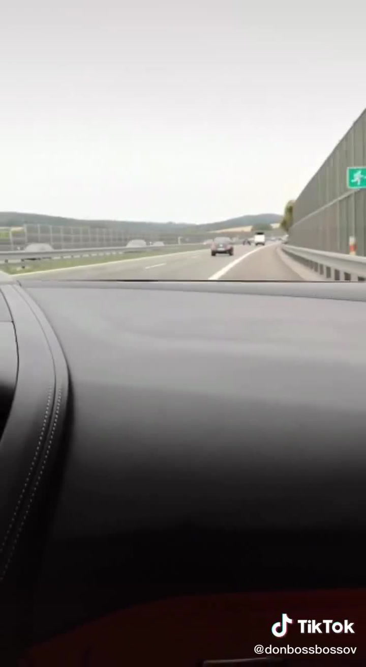 Nebezpečná zábava na TikToku: Kvůli videu se proháněl dálnicí a ohrožoval životy