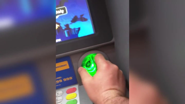 Všimli si na tomhle bankomatu něčeho divného? Důmyslné zařízení vás obere o všechny peníze