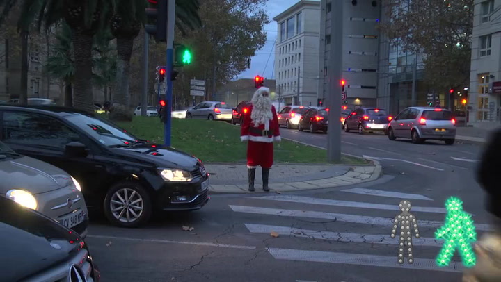 Tenhle Santa se úplně zbláznil. Jeho šílené kousky u silnice vás dostanou do kolen