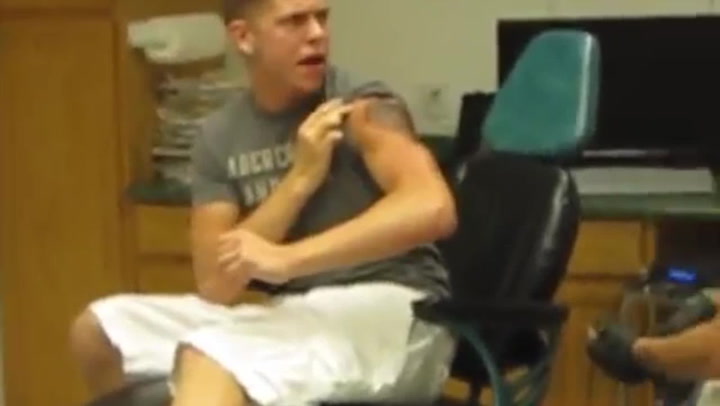 Tohle že je drsný chlap? Uplakaný puberťák předvedl v tetovacím salonu hysterickou scénu!