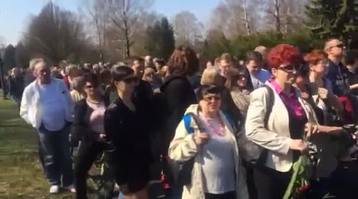 Cesta k rakvi trvá hodinu! Stovky fanoušků se klaní zesnulé Věře Špinarové
