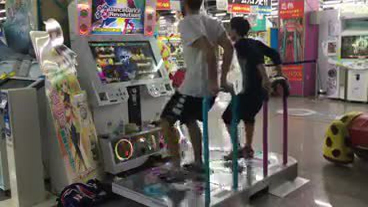 Že hraní počítačových her škodí zdraví? Tihle dva kluci v nákupáku vám dokážou opak